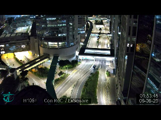 香港中环干诺道中夜景：高架桥上车灯稀疏，路灯连成光带