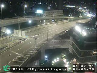 九龙绕道凌晨：高架桥空旷，路灯把沥青照成浅灰，远处楼宇灯火